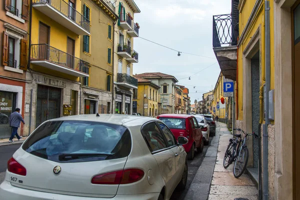 Verona Italia Abril 2019 Estrecha Calle Pintoresca Casco Antiguo Típico — Foto de Stock