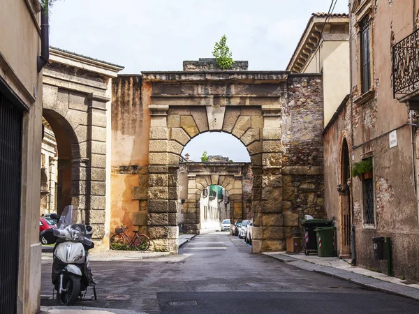 Verona Italy April 2019 Narrow Picturesque Street Old Stone Arch — Stock Photo, Image