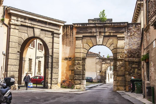 2019年4月24日 意大利维罗纳 市区历史地段狭窄的风景如画的街道 有古老的石拱门 典型城市天际线 — 图库照片