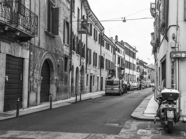 Verona Italia Abril 2019 Estrecha Calle Pintoresca Casco Antiguo Típico —  Fotos de Stock