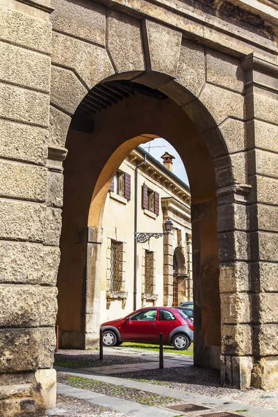 Verona Italia Aprile 2019 Stretta Strada Pittoresca Con Vecchio Arco — Foto Stock