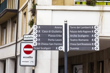 Verona, İtalya, 25 Nisan 2019. Şehir manzarası. İşaret ve varış noktalarının harfleriyle oklar