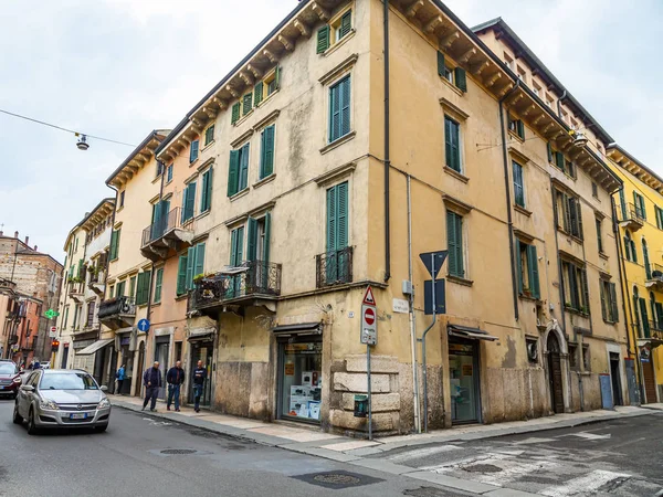 Verona Itálie Dubna 2019 Krásná Ulice Tradičním Architektonickým Komplexem — Stock fotografie