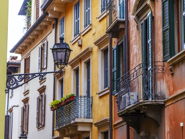 Verona, Italya, 24 Nisan 2019. Eski şehirde binanın bir cephe tipik mimari detayları. 