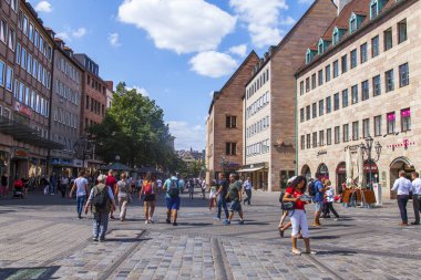 Nuremberg, Almanya, 21 Ağustos 2018. Bavyera 'daki eski şehrin tipik mimari kompleksi. İnsanlar güzel sokaklara gider.