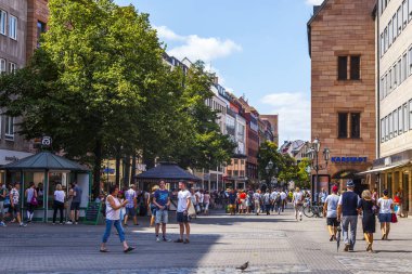 Nuremberg, Almanya, 21 Ağustos 2018. Bavyera 'daki eski şehrin tipik mimari kompleksi. İnsanlar güzel sokaklara gider.