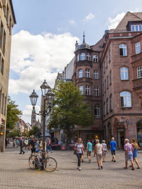 Nuremberg, Almanya, 21 Ağustos 2018. Bavyera 'daki eski şehrin tipik mimari kompleksi. İnsanlar güzel sokaklara gider.