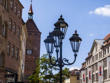 Nürnberg, Almanya, 21 Ağustos 2018 tarihinde. Eski şehirde binanın yakınında geleneksel Bavyera tarzında güzel sokak lambası