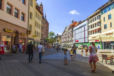 Nuremberg, Almanya, 21 Ağustos 2018. Bavyera 'daki eski şehrin tipik mimari kompleksi. İnsanlar güzel sokaklara gider.