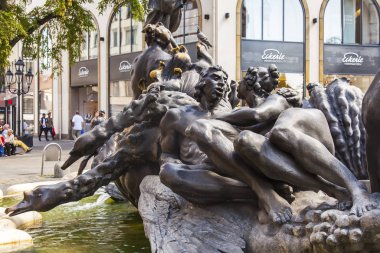 Nuremberg, Almanya, 22 Ağustos 2018. Modern Evlilik Atlıkarınca Çeşmesi (Nrnberger Ehekarussel)