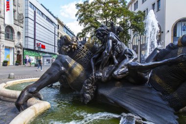 Nuremberg, Almanya, 22 Ağustos 2018. Modern Evlilik Atlıkarınca Çeşmesi (Nrnberger Ehekarussel)