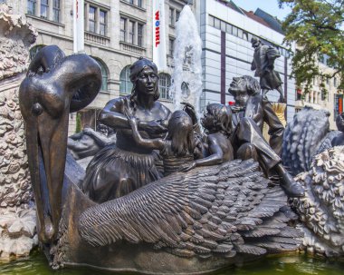 Nuremberg, Almanya, 22 Ağustos 2018. Modern Evlilik Atlıkarınca Çeşmesi (Nrnberger Ehekarussel)