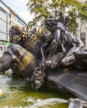 Nuremberg, Almanya, 22 Ağustos 2018. Modern Evlilik Atlıkarınca Çeşmesi (Nrnberger Ehekarussel)