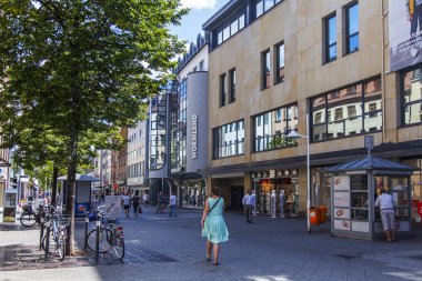 Nuremberg, Almanya, 21 Ağustos 2018. Bavyera 'daki eski şehrin tipik mimari kompleksi. İnsanlar güzel sokaklara gider.