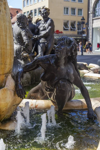 Nuremberg, Almanya, 22 Ağustos 2018. Modern Evlilik Atlıkarınca Çeşmesi (Nrnberger Ehekarussel)
