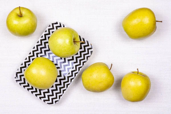 Las Manzanas Sabrosas Frescas Verdes Sobre Mesa —  Fotos de Stock