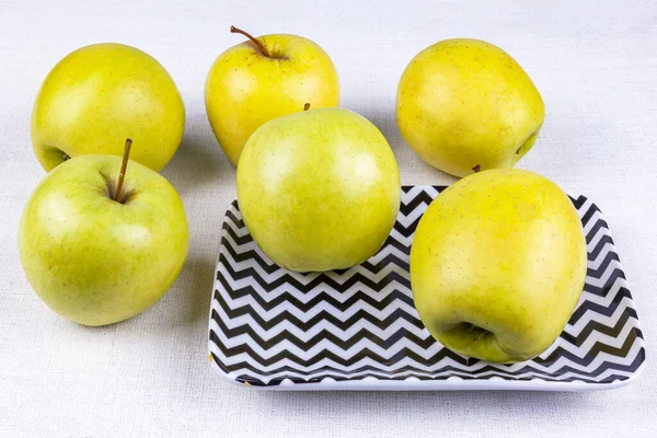 Las Manzanas Sabrosas Frescas Verdes Sobre Mesa —  Fotos de Stock