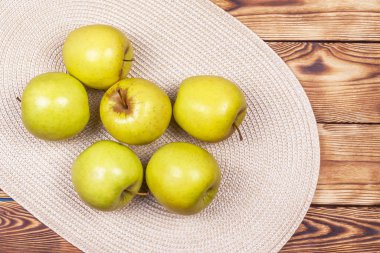 Lezzetli taze yeşil elmalar masada