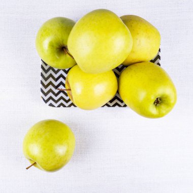Lezzetli taze yeşil elmalar masada