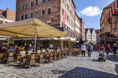 Nuremberg, Almanya, 21 Ağustos 2018. İnsanlar eski kasabadaki tipik kafelerde dinleniyor.
