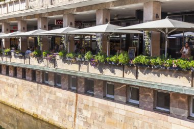 Nuremberg, Almanya, 21 Ağustos 2018. İnsanlar eski kasabadaki tipik kafelerde dinleniyor.