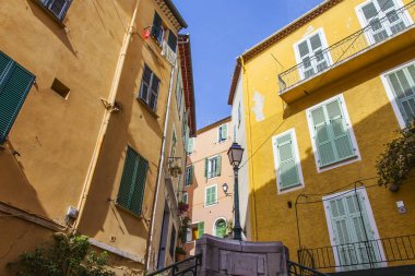 Villefranche-sur-Mer, Fransa, 10 Ekim 2019. Provence 'ın tipik mimarisi. Eski şehirdeki binanın ön cephesinin bir parçası..
