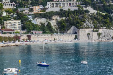 Villefranche-sur-Mer, Fransa, 10 Ekim 2019. Sahildeki körfez ve şehir binalarının manzarası