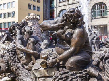 Nuremberg, Almanya, 22 Ağustos 2018. Modern Evlilik Atlıkarınca Çeşmesi (Nrnberger Ehekarussel)