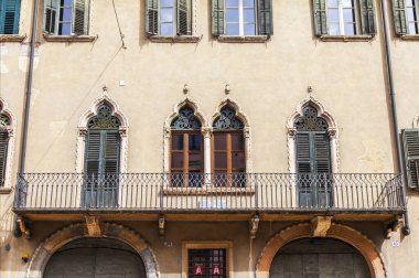 Verona, Italya, 24 Nisan 2019. Eski şehirde binanın bir cephe tipik mimari detayları. 