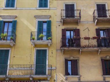 Verona, Italya, 24 Nisan 2019. Eski şehirde binanın bir cephe tipik mimari detayları. 