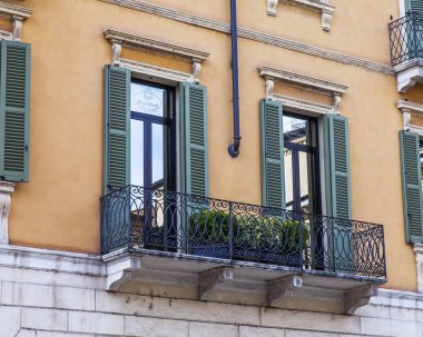 Verona, Italya, 24 Nisan 2019. Eski şehirde binanın bir cephe tipik mimari detayları. 