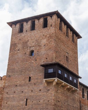 Verona, İtalya, 25 Nisan 2019 tarihinde. Castelvecchio kalesinin parçası, şehrin tarihi manzaralarından biri