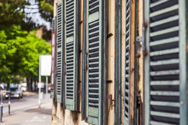 2019年4月24日 イタリアのヴェローナ 旧市街の建物のファサードの典型的な建築の詳細 窓に見える古代の木製の太陽 — ストック写真