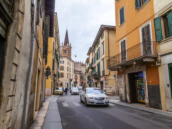 Verona Italia Abril 2019 Estrecha Calle Pintoresca Casco Antiguo Típico — Foto de Stock