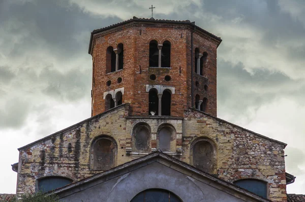 Verona Olaszország 2019 Augusztus Tipikus Építészeti Töredéke Egy Templomnak Óvárosban — Stock Fotó