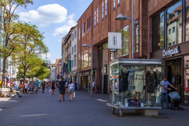 Nuremberg, Almanya, 21 Ağustos 2018. Bavyera 'daki eski şehrin tipik mimari kompleksi. İnsanlar güzel sokaklara gider.