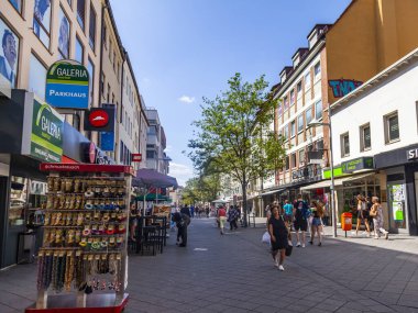Nuremberg, Almanya, 21 Ağustos 2018. Bavyera 'daki eski şehrin tipik mimari kompleksi. İnsanlar güzel sokaklara gider.