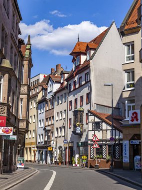 Nuremberg, Almanya, 21 Ağustos 2018. Bavyera 'daki eski şehrin tipik mimari kompleksi. İnsanlar güzel sokaklara gider.