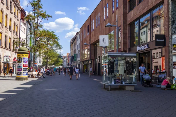 2018年8月21日 ドイツのニュルンベルクで バイエルン州の旧市街を代表する建築物群 人々は美しい通りを通って行く — ストック写真