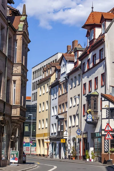 2018年8月21日 德国纽伦堡 巴伐利亚古城的典型建筑建筑群 人们走过美丽的街道 — 图库照片