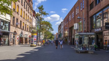 Nuremberg, Almanya, 21 Ağustos 2018. Bavyera 'daki eski şehrin tipik mimari kompleksi. İnsanlar güzel sokaklara gider.