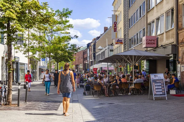 2018年8月21日 ドイツのニュルンベルクで 旧市街の典型的なカフェで休憩しています — ストック写真