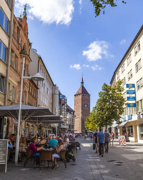 2018年8月21日 德国纽伦堡 人们在古城的典型咖啡馆里休息 — 图库照片