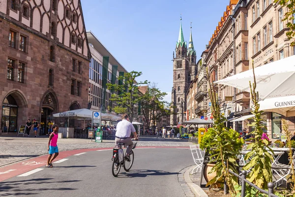 2018年8月21日 ドイツのニュルンベルクで バイエルン州の旧市街を代表する建築物群 人々は美しい通りを通って行く — ストック写真