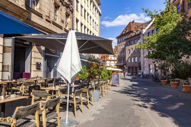 Nuremberg, Almanya, 21 Ağustos 2018. Güzel şehir manzarası. İnsanlar eski kasabadaki tipik bir kafede yiyip dinleniyorlar.