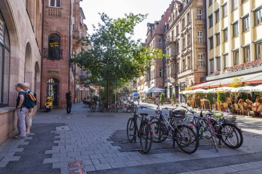 Nuremberg, Almanya, 21 Ağustos 2018. Bavyera 'daki eski şehrin tipik mimari kompleksi. İnsanlar güzel sokaklara gider.