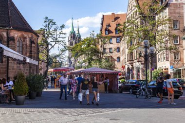 Nuremberg, Almanya, 21 Ağustos 2018. Bavyera 'daki eski şehrin tipik mimari kompleksi. İnsanlar güzel sokaklara gider.