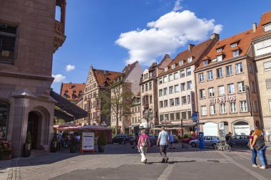 Nuremberg, Almanya, 21 Ağustos 2018. Bavyera 'daki eski şehrin tipik mimari kompleksi. İnsanlar güzel sokaklara gider.