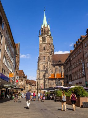 Nuremberg, Almanya, 21 Ağustos 2018. Bavyera 'daki eski şehrin tipik mimari kompleksi. İnsanlar güzel sokaklara gider.