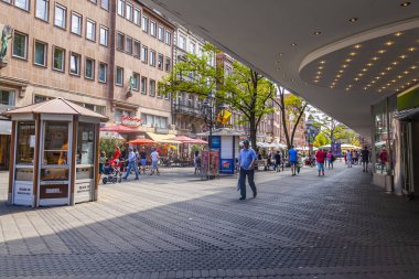 Nuremberg, Almanya, 21 Ağustos 2018. Bavyera 'daki eski şehrin tipik mimari kompleksi. İnsanlar güzel sokaklara gider.